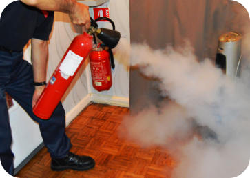 MANIPULATION EXTINCTEURS AVEC FEU - MATERIEL SECURITE INCENDIE - MAINTENANCES - DIAGNOSTICS COPROPRIETE �SIP CONCEPT IMAGES-PHOTOS SOUMISES AUX DROITS D'AUTEUR COPYRIGHT�